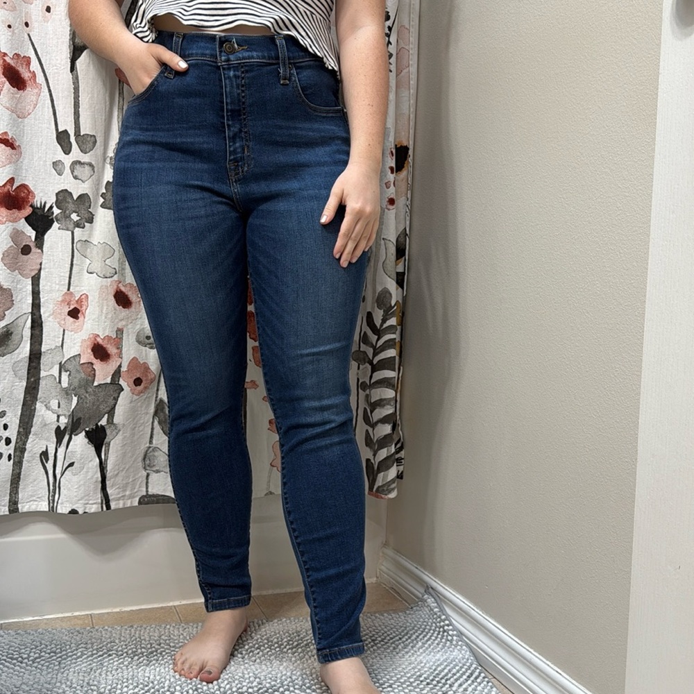 Women’s Kirkland high rise skinny fit blue jeans. Size 12